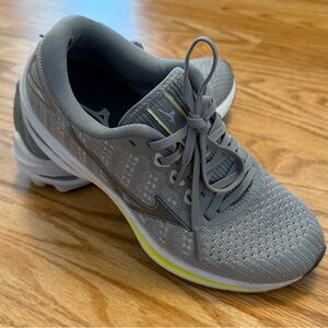 Mizuno Gray Athletic Shoes